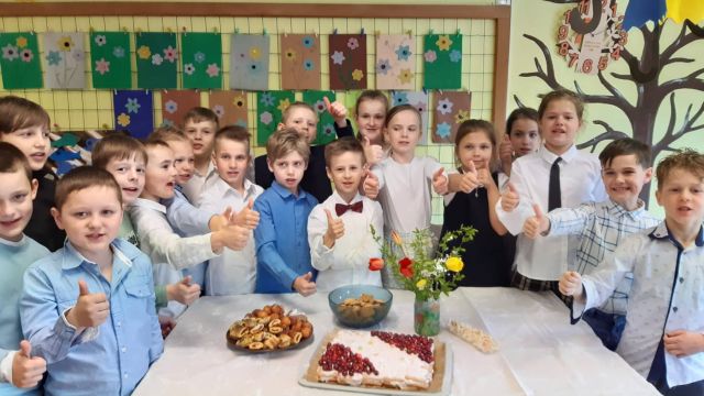 Klase pie balti klāta galda par godu LR Neatkarības atjaunošas svētkiem.