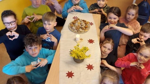 Klase pie balti klāta galda par godu LR Neatkarības atjaunošas svētkiem.