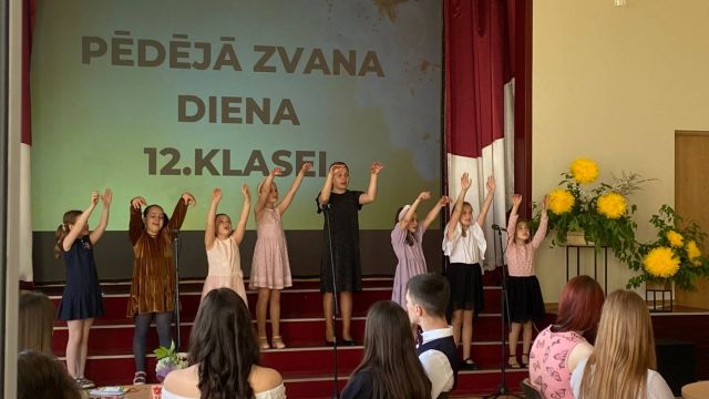 Dzied 1.-4.klašu ansamblis