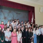 AStoto klašu skolēni sveic devītos.