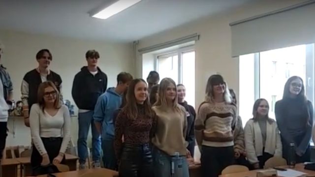 Skolēni e-twinning nodarbībā