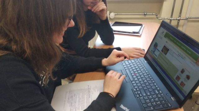 Skolēni e-twinning nodarbībā