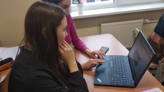 Skolēni e-twinning nodarbībā