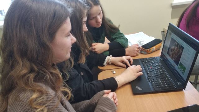 Skolēni e-twinning nodarbībā