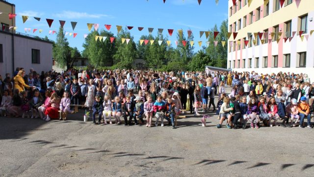 Skolēni Pēdējā skolas dienā.