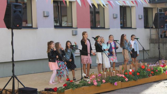 Dzied mazās skolas meiteņu ansamblis.