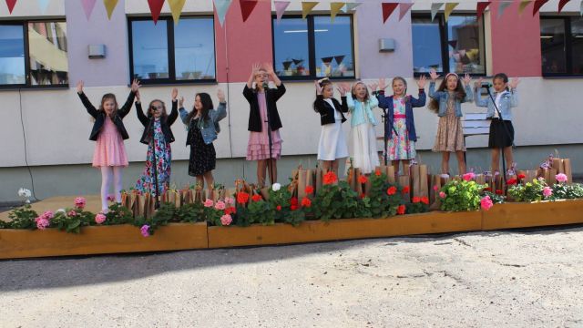 Dzied mazās skolas meiteņu ansamblis.