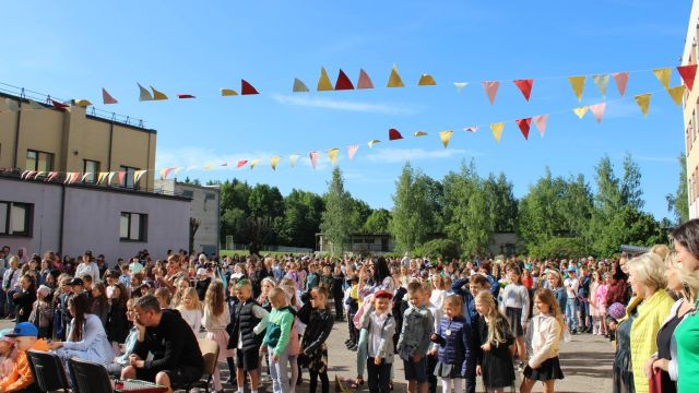 Skolēni Pēdējā skolas dienā.