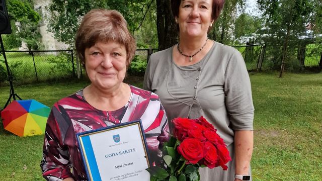 Aija Zusta saņem Goda rakstu