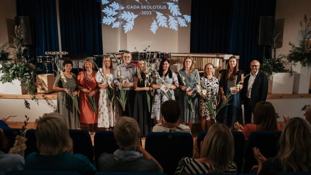 Pedagogi, kas uzsāk darbu skolā. No labās puses Evija Lasmane, Jana Kalve.