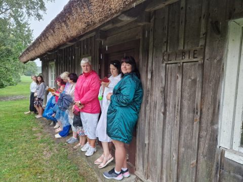 Zem niedru jumta lietū var patverties.