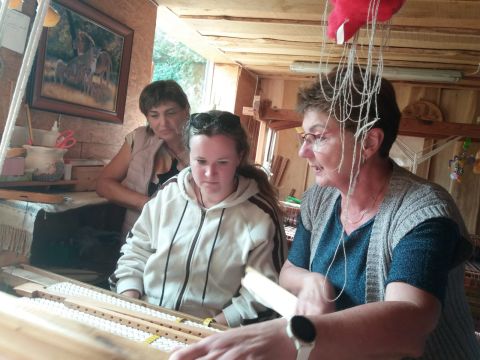 Audēja rāda aušanas pamatprincipus