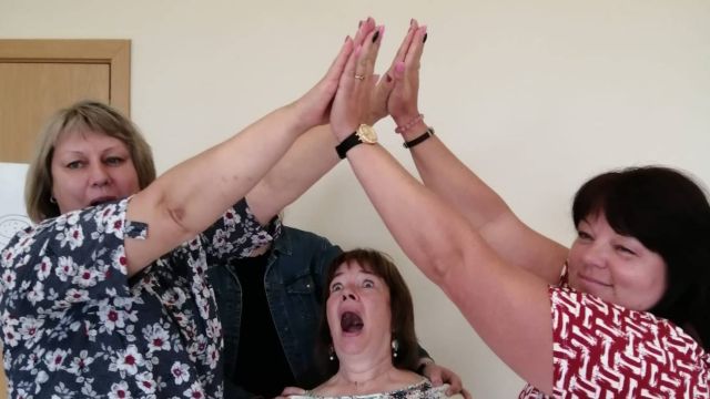 skolotāji improvizē