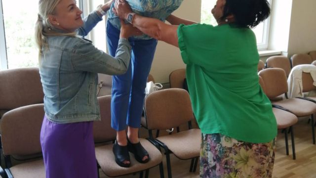 skolotāji improvizē