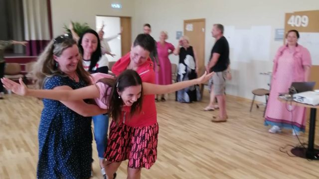 skolotāji improvizē