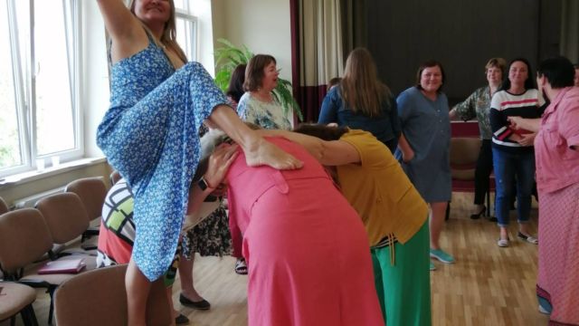 skolotāji improvizē