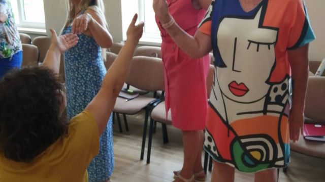 skolotāji improvizē