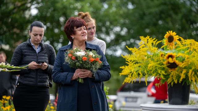 Zinību dienas svinīgais pasākums skolas priekšpagalmā.