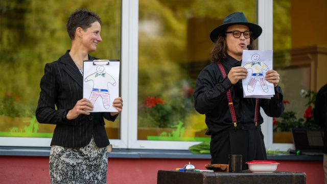 Zinību dienas svinīgais pasākums skolas priekšpagalmā.