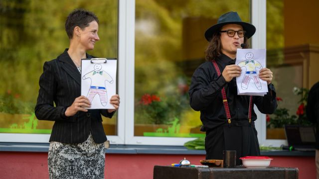 Zinību dienas svinīgais pasākums skolas priekšpagalmā.
