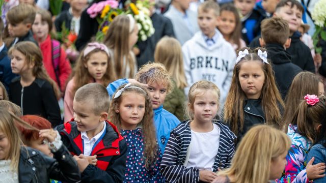 Zinību dienas svinīgais pasākums skolas priekšpagalmā.
