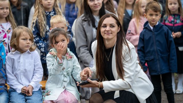 Zinību dienas svinīgais pasākums skolas priekšpagalmā.