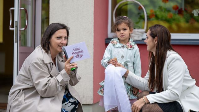 Zinību dienas svinīgais pasākums skolas priekšpagalmā.