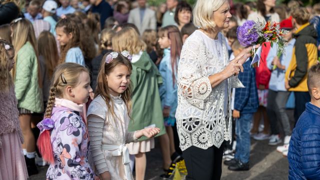 Zinību dienas svinīgais pasākums skolas priekšpagalmā.