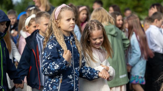 Zinību dienas svinīgais pasākums skolas priekšpagalmā.