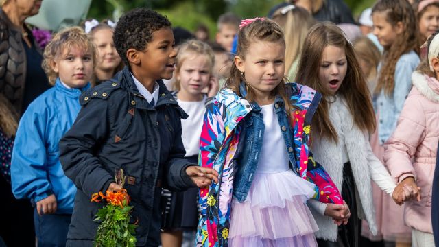 Zinību dienas svinīgais pasākums skolas priekšpagalmā.