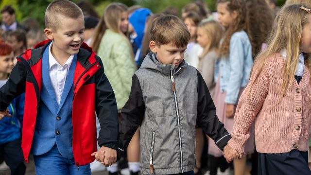 Zinību dienas svinīgais pasākums skolas priekšpagalmā.