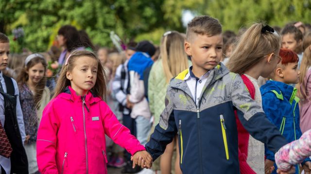 Zinību dienas svinīgais pasākums skolas priekšpagalmā.
