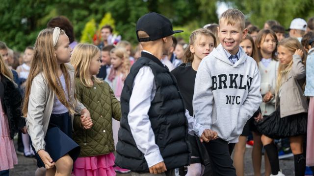 Zinību dienas svinīgais pasākums skolas priekšpagalmā.