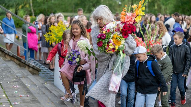 Zinību dienas svinīgais pasākums skolas priekšpagalmā.