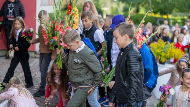 Zinību dienas svinīgais pasākums skolas priekšpagalmā.