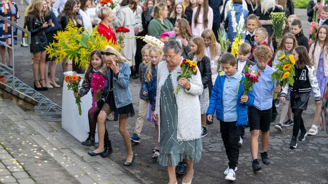 Zinību dienas svinīgais pasākums skolas priekšpagalmā.