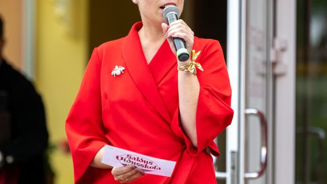 Zinību dienas svinīgais pasākums skolas priekšpagalmā.