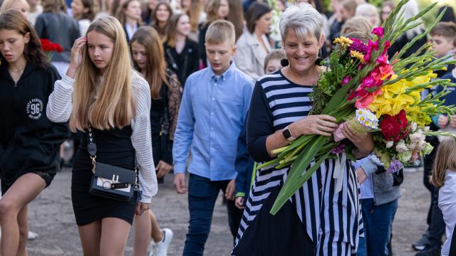 Zinību dienas svinīgais pasākums skolas priekšpagalmā.