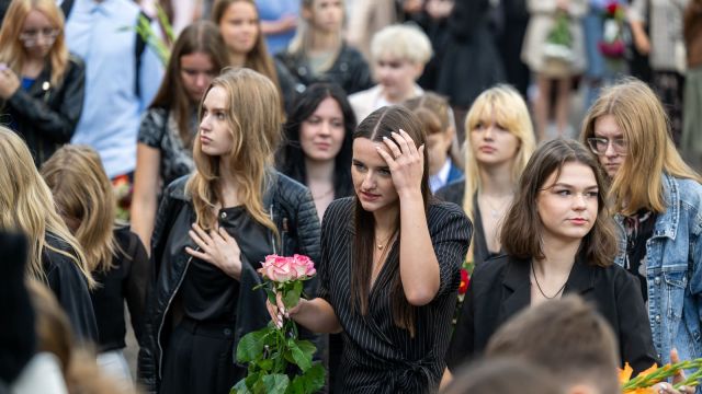 Zinību dienas svinīgais pasākums skolas priekšpagalmā.