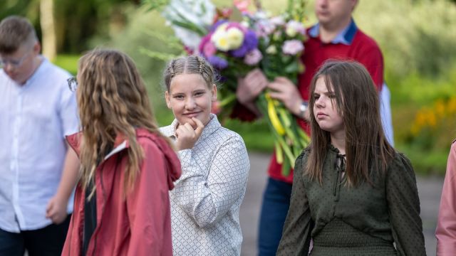 Zinību dienas svinīgais pasākums skolas priekšpagalmā.