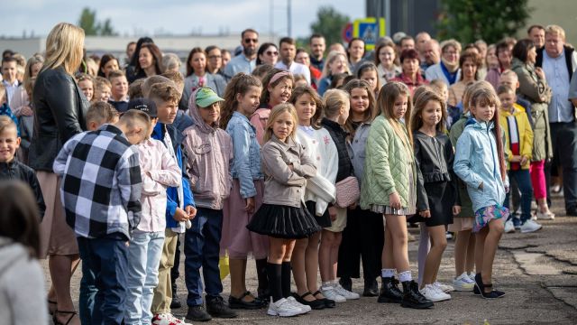 Zinību dienas svinīgais pasākums skolas priekšpagalmā.