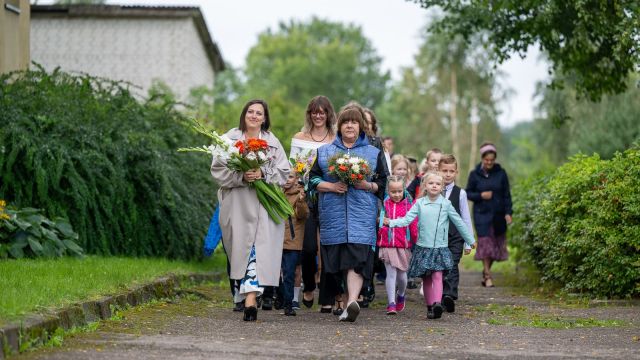 Zinību dienas svinīgais pasākums skolas priekšpagalmā.