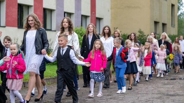 Zinību dienas svinīgais pasākums skolas priekšpagalmā.