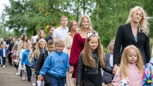 Zinību dienas svinīgais pasākums skolas priekšpagalmā.