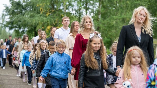 Zinību dienas svinīgais pasākums skolas priekšpagalmā.