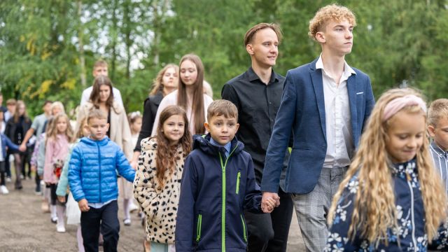 Zinību dienas svinīgais pasākums skolas priekšpagalmā.