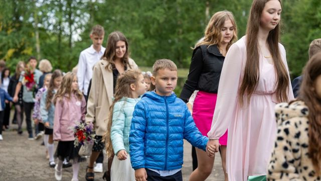 Zinību dienas svinīgais pasākums skolas priekšpagalmā.