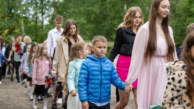 Zinību dienas svinīgais pasākums skolas priekšpagalmā.