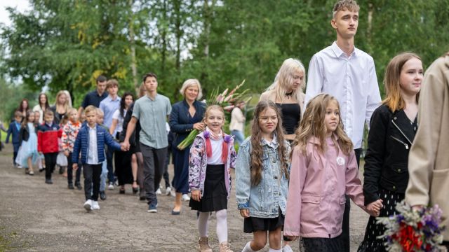 Zinību dienas svinīgais pasākums skolas priekšpagalmā.