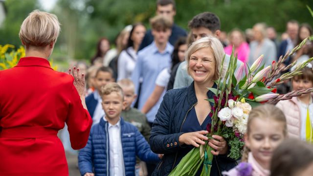 Zinību dienas svinīgais pasākums skolas priekšpagalmā.